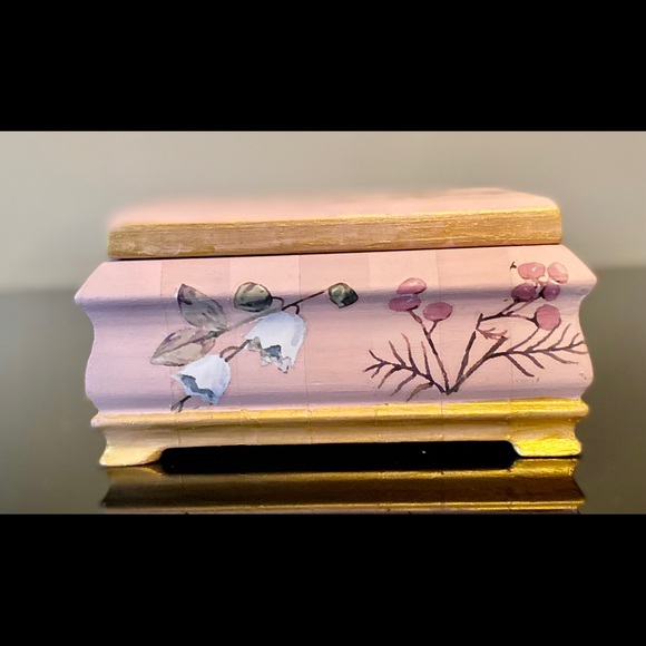 Very pretty vintage keepsake box, floral decor. - Picture 4 of 10